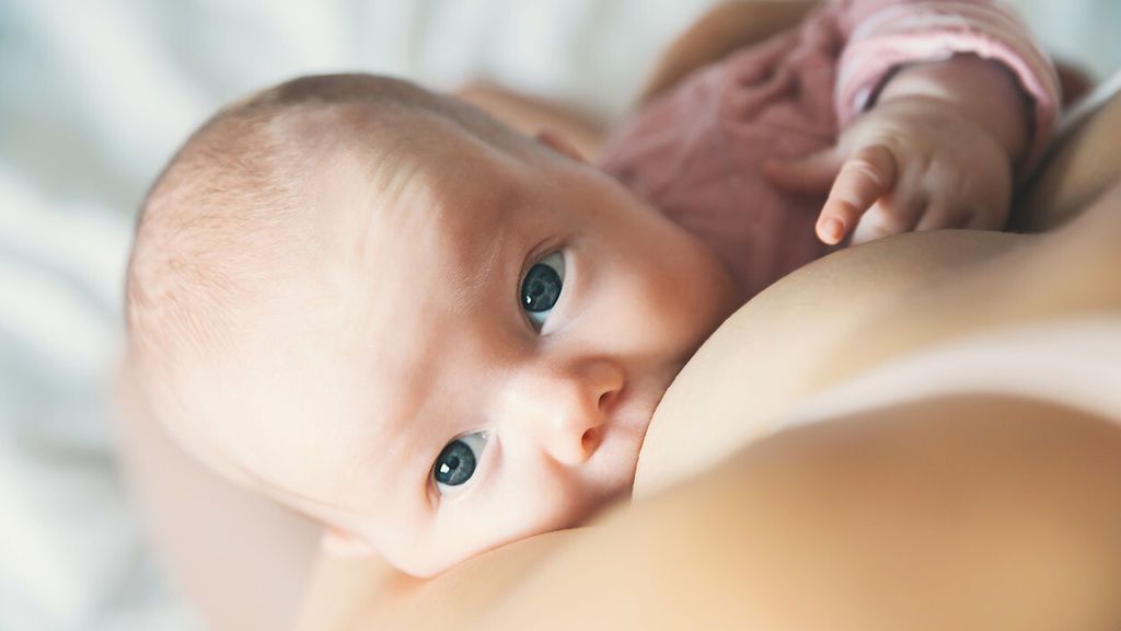 Cuando son muy pequeños, los bebés pueden morder el pezón de la madre al mamar.