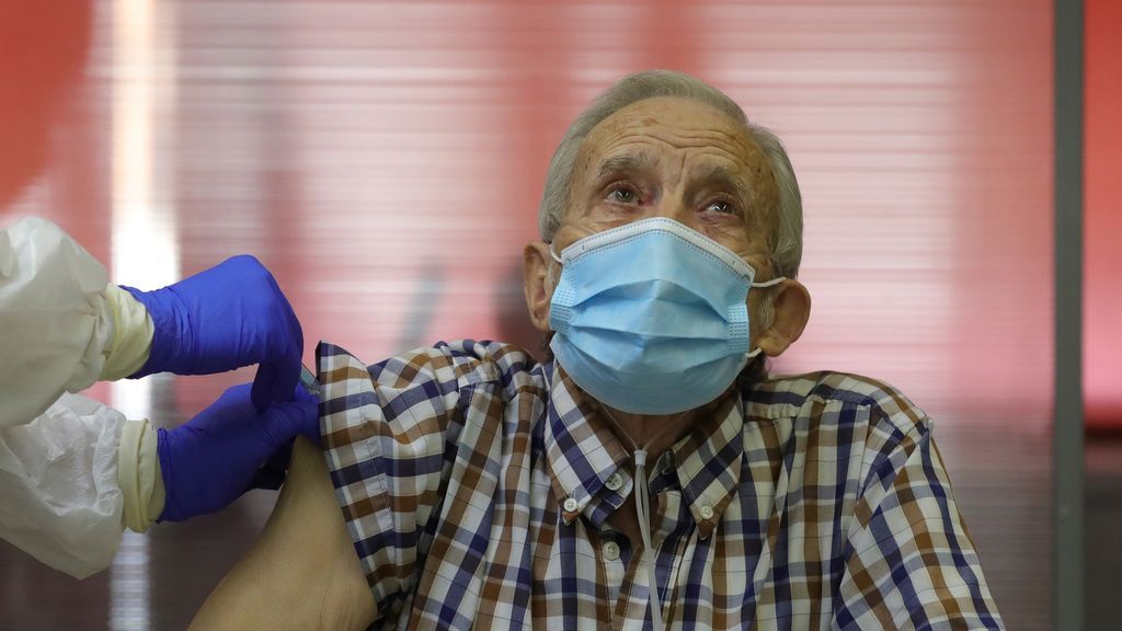 Nicanor, de 72 años, es el primer residente en recibir una dosis de la vacuna contra la covid-19 en la capital