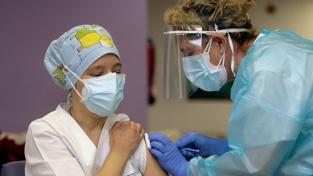 Mónica, una auxiliar de enfermería y la trabajadora más joven de la residencia de mayores Los Olmos, ha sido la primera sanitaria en recibir la vacuna
