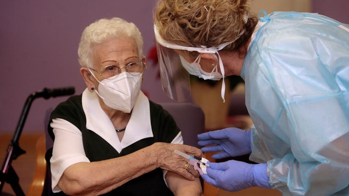 Araceli Hidalgo, la mujer de 96 años y granadina que ha recibido la primera vacuna en España Araceli Hidalgo, la mujer de 96 años y granadina que ha recibido la primera vacuna en España
