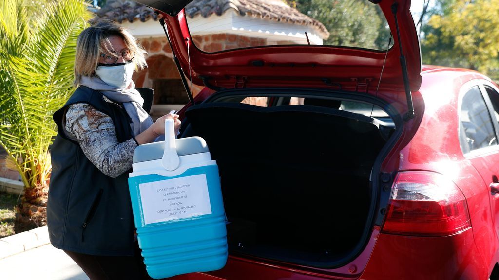 Una trabajadora de la consellería de Sanidad de la generalitat Valenciana, descarga el primer lote de vacunas