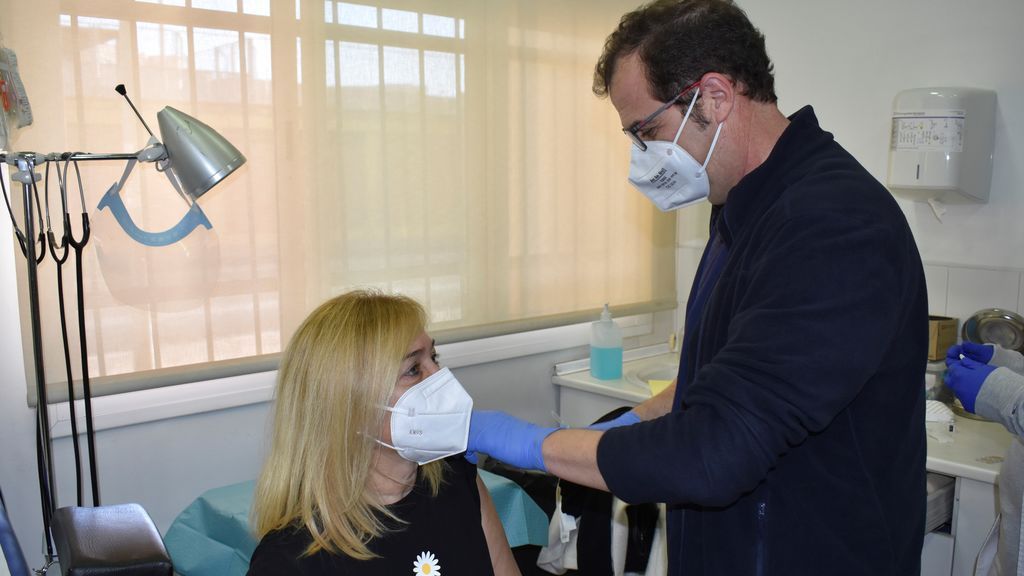 Empieza la vacunación en Melilla con una trabajadora de Residencia de Mayores