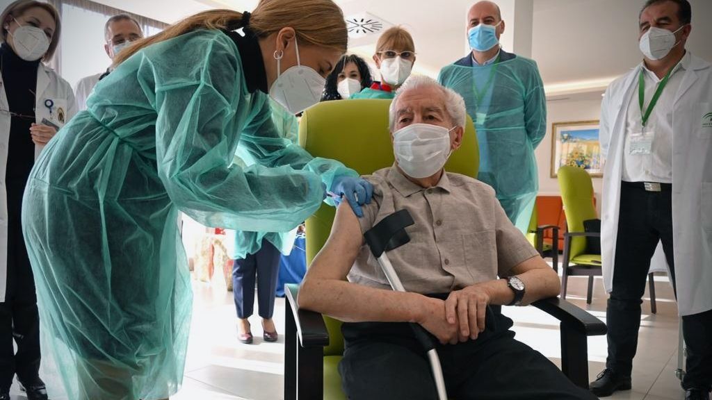 Antonio, de la Residencia Fray Leopoldo de Granada, primer vacunado