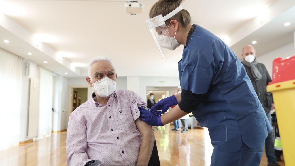 Pacho, de 70 años y residente, primer navarro en recibir la vacuna