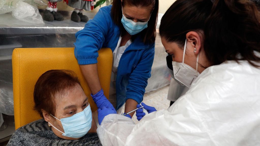 Josefa, de 74 años, residente de la residencia Casa Retino El Salvador, en Torrent (Valencia),recibe la vacuna