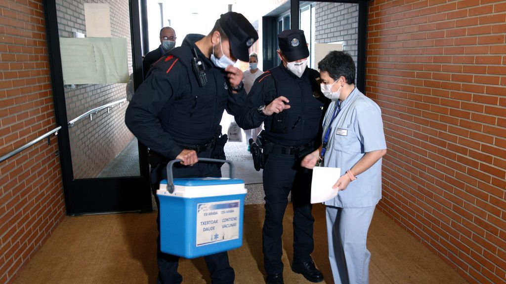 Agentes de la Ertzaintza entregan las primeras vacunas contra la covid-19, que se van a inocular en la Comunidad Autónoma Vasca