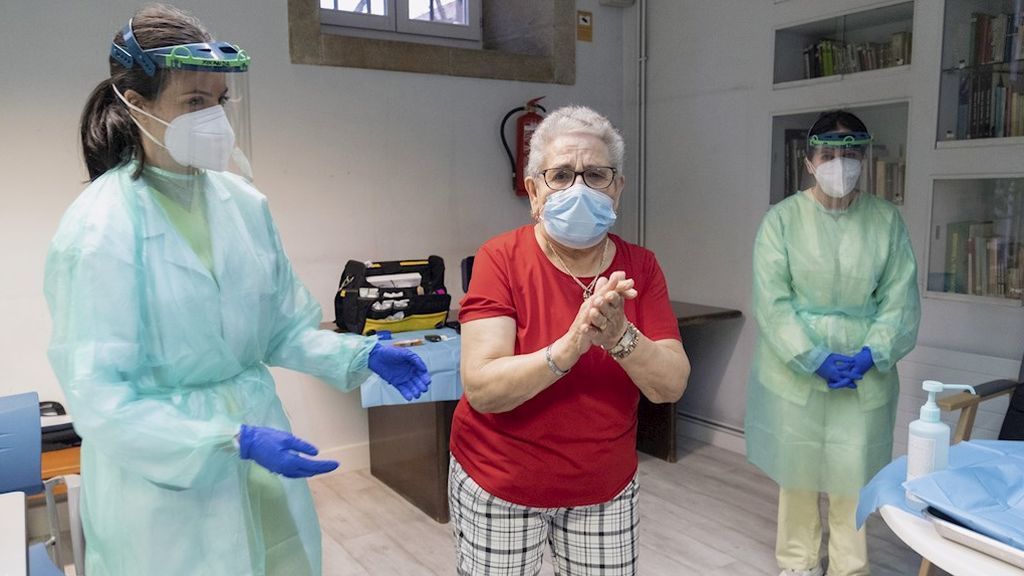 Nieves Cabo, de 82 años, la primera gallega que recibe la vacuna conta el Covid, en la residencia Puerta del Camino, en Santiago de Compostela. Nieves Cabo, de 82 años, la primera gallega que recibe la vacuna conta el Covid, en la residencia Puerta del Camino, en Santiago de Compostela.