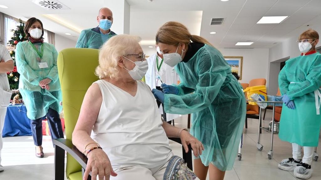 Pilar, de la Residencia Fray Leopoldo de Granada, primera vacunada contra la covid en Andalucía