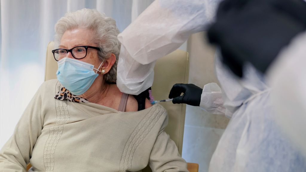Una residente recibe una dosis de la vacuna contra la covid-19 en una residencia de ancianos de Mérida