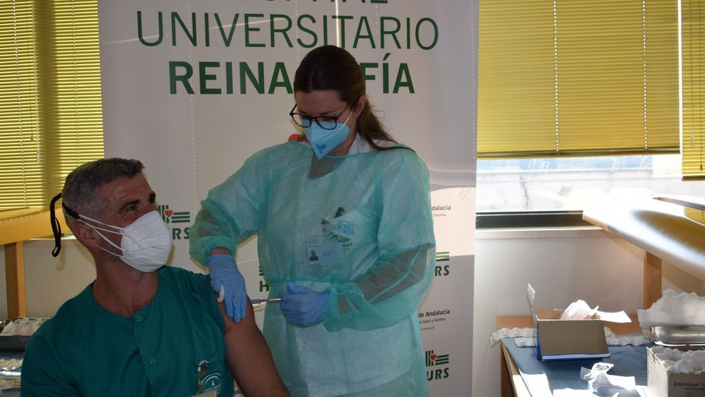 Felipe, primer enfermero en recibir la vacuna en Córdoba