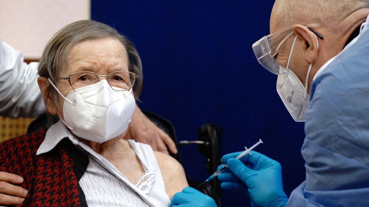 'V-Day' en Europa: Ancianos y sanitarios en las 'trincheras' como primeros receptores de la vacuna contra el covid