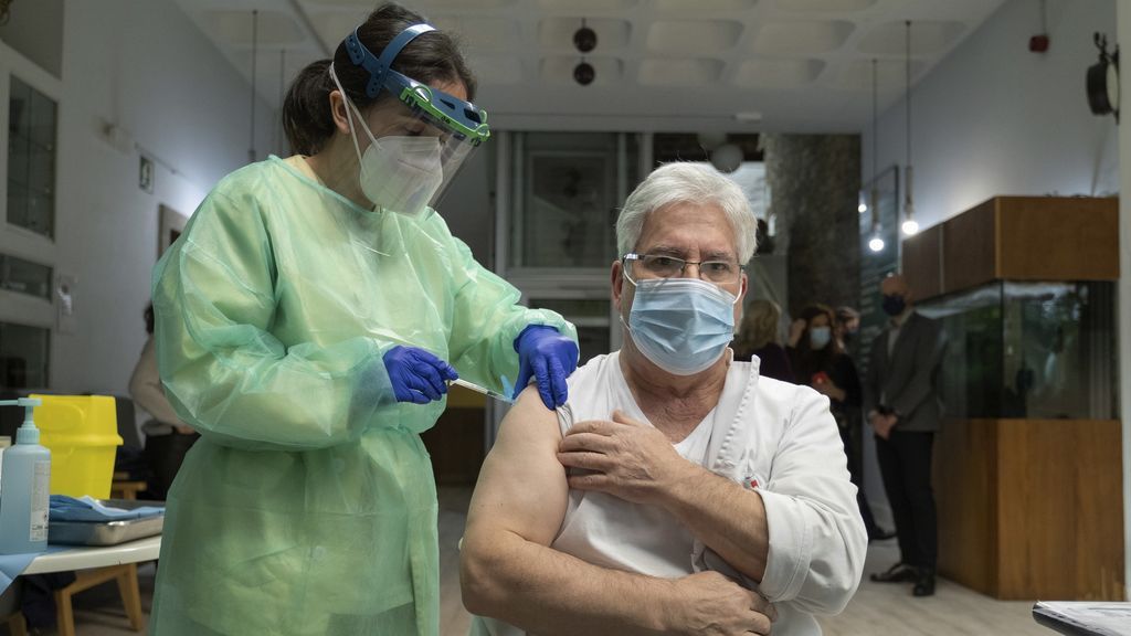 La primera vacunada en Galicia: "Les recomiendo a todos que se la pongan"