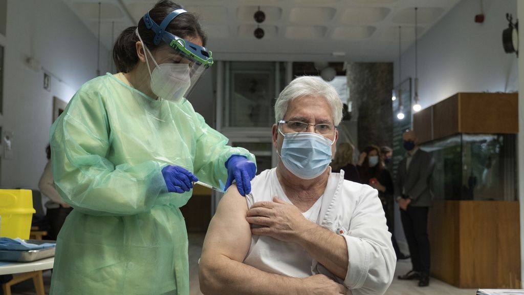 Nieves Cabo, de 82 años, la primera gallega que recibe la vacuna conta el Covid