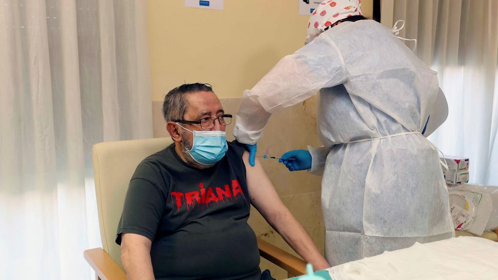 Vicente Mirón, 72 años, primer vacunado en Extremadura contra la covid