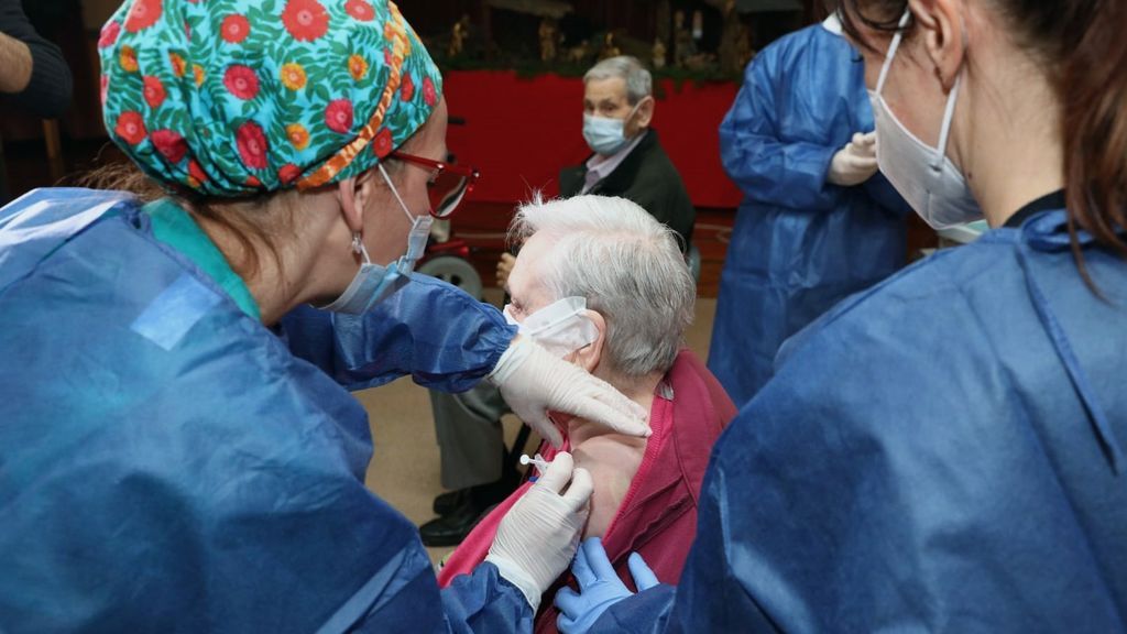 Una sanitaria administra la vacuna contra la Covid-19 a una interna de la Residencia Romareda en Aragón