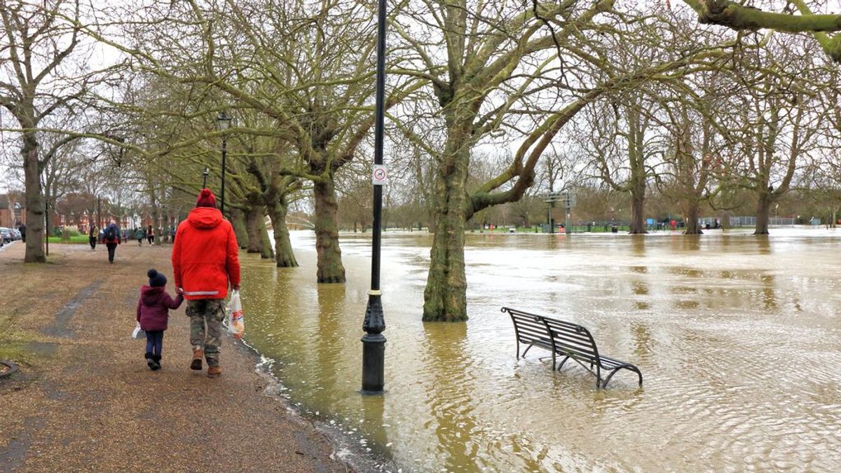 Inundaciones de espuma y miles de hogares sin electricidad: el paso de la borrasca Bella por Inglaterra y Francia