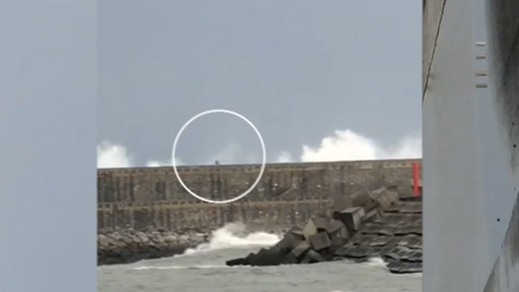 Rescatan a un remero arrastrado por una ola en Orio