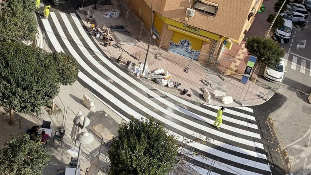 Un paso de cebra de un pueblo de Alicante se vuelve viral en redes sociales por su peculiar forma