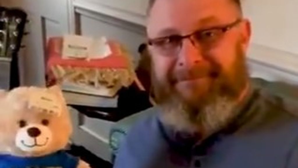 Un padre que donó el corazón de su hijo recibe el regalo más emotivo: un osito de peluche con su latido Un padre que donó el corazón de su hijo recibe el regalo más emotivo: un osito de peluche con su latido