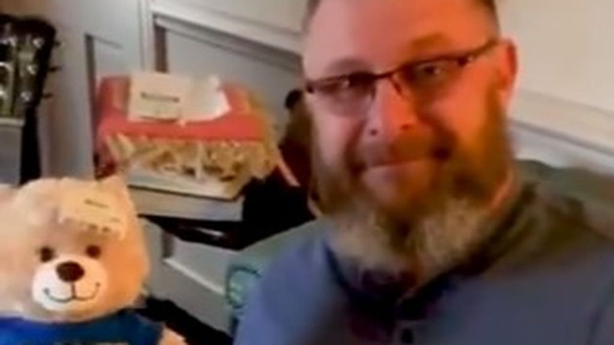 Un padre que donó el corazón de su hijo recibe el regalo más emotivo: un osito de peluche con su latido