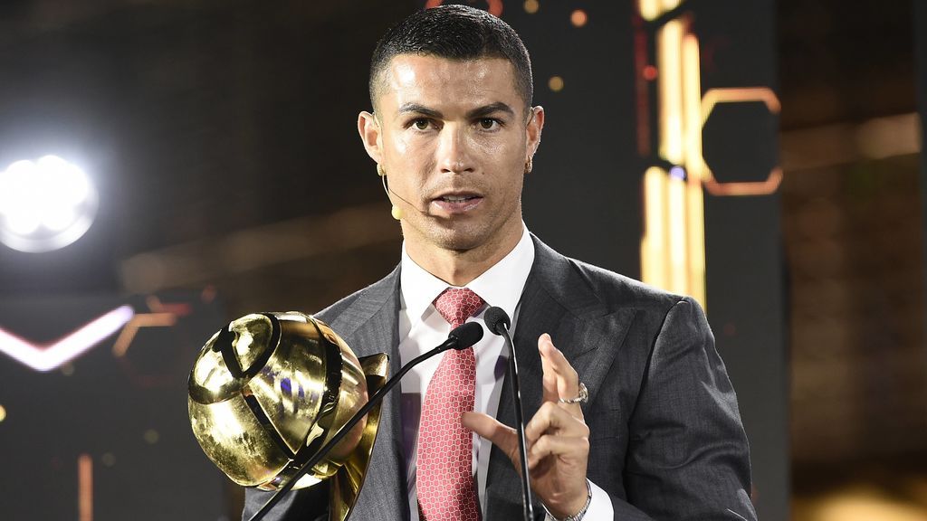 Cristiano Ronaldo recibe el trofeo a mejor futbolista del siglo