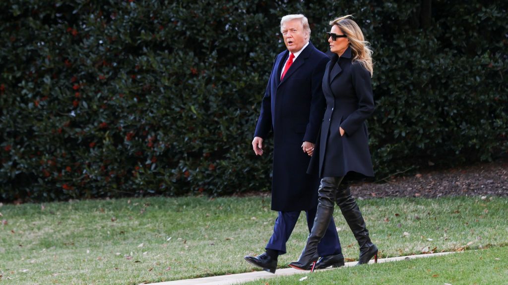 Trump firma el paquete de ayuda por el coronavirus y desatasca la financiación federal Trump firma el paquete de ayuda por el coronavirus y desatasca la financiación federal