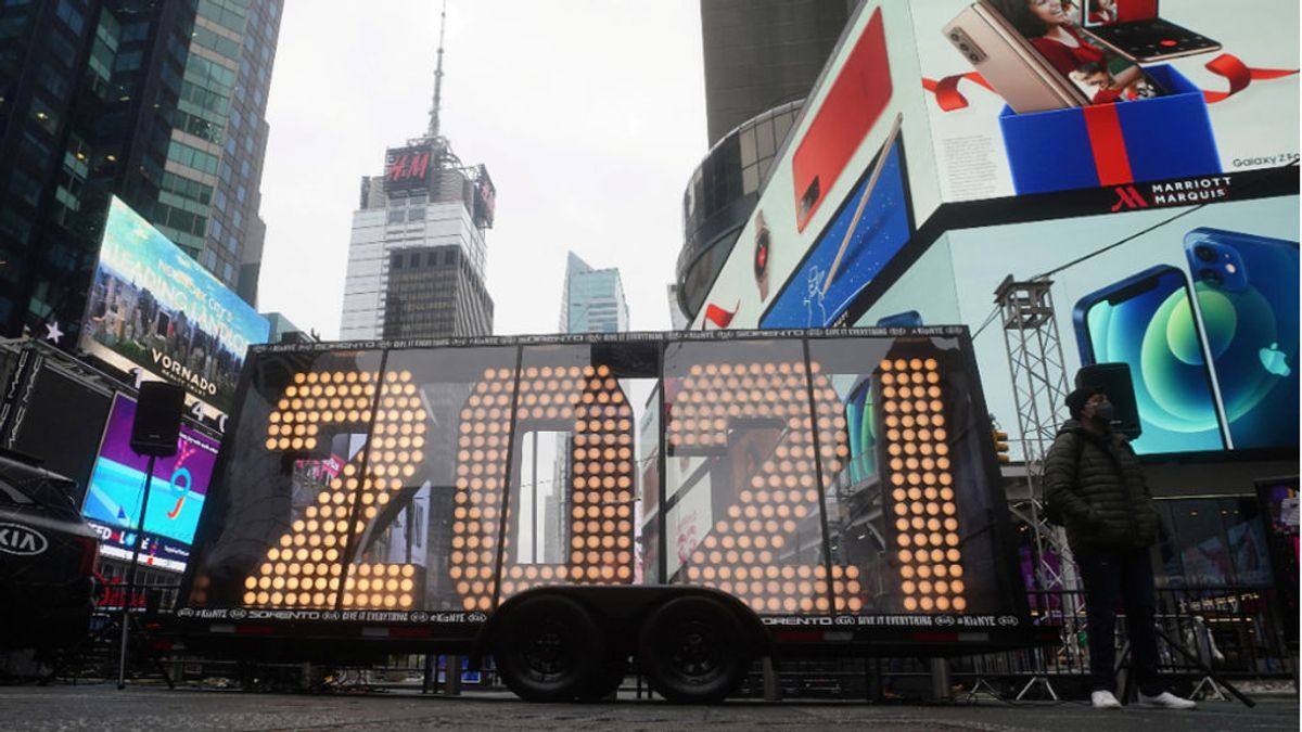 Times Square se engalana con su tradicional bola y sin público para despedir el 'nefasto' 2020