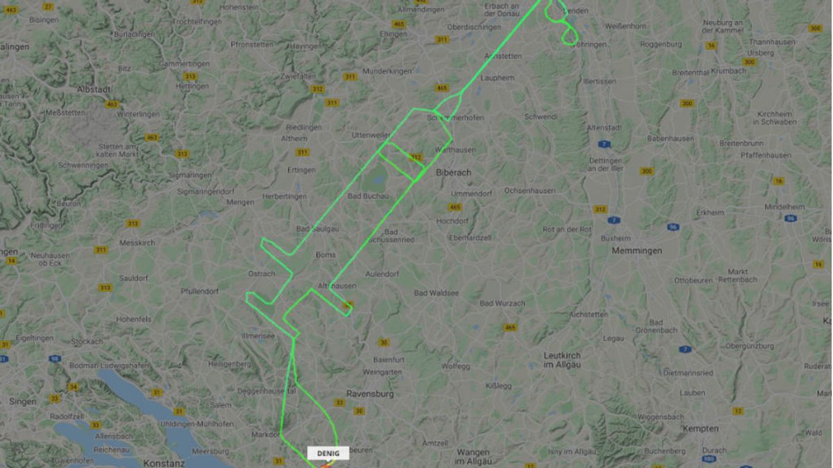 Un piloto alemán traza una jeringuilla en el cielo para dar la bienvenida a la campaña de vacunación en Europa Un piloto alemán traza una jeringuilla en el cielo para dar la bienvenida a la campaña de vacunación en Europa