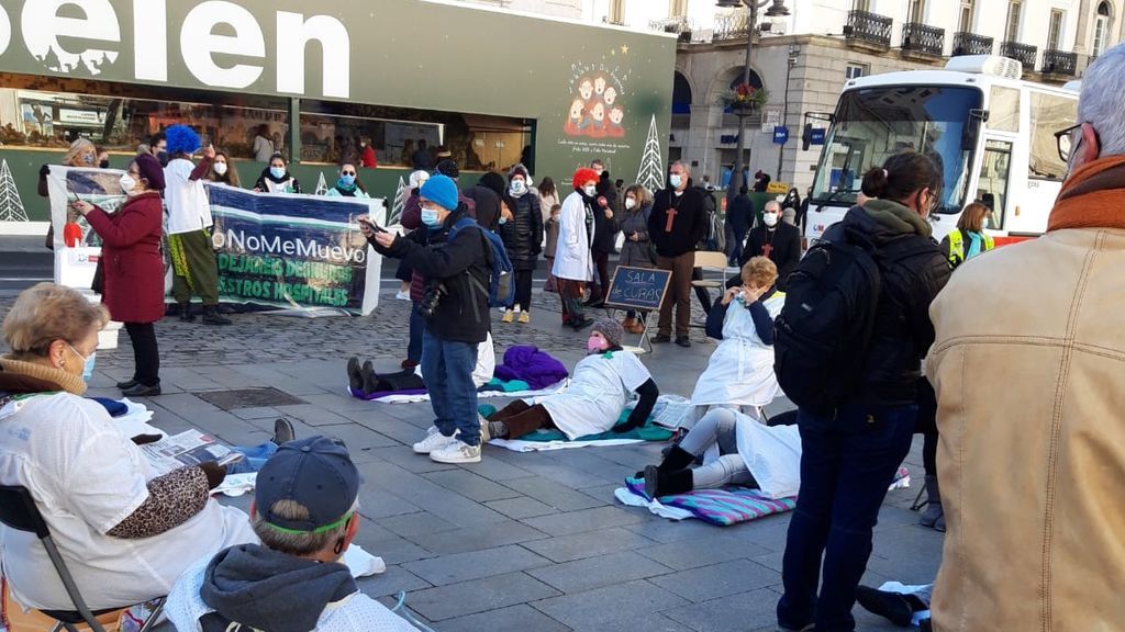 "El hospital Isabel Zendal es una inocentada": más de un centenar de sanitarios protestan a las puertas de la Comunidad de Madrid "El hospital Isabel Zendal es una inocentada": más de un centenar de sanitarios protestan a las puertas de la Comunidad de Madrid