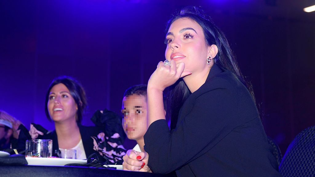 Georgina Rodríguez, muy atenta a lo que ocurría en la gala