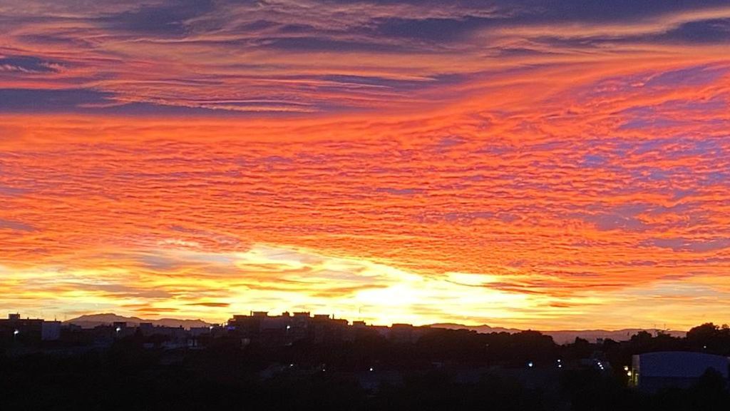 El espectacular candilazo que tiñó de rojo el cielo de Valencia. El espectacular candilazo que tiñó de rojo el cielo de Valencia.
