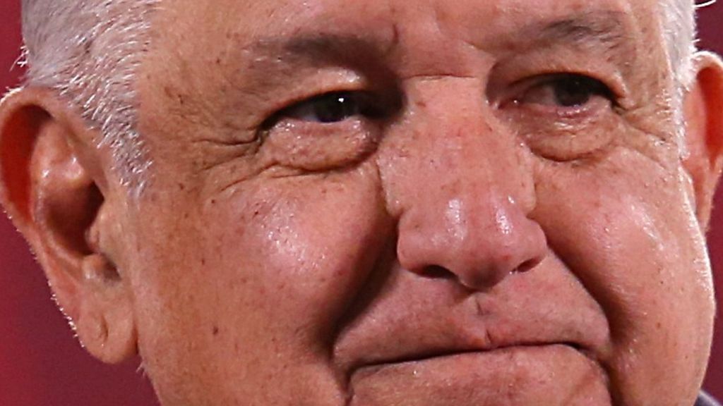 El presidente de México llora la muerte de Manzanero