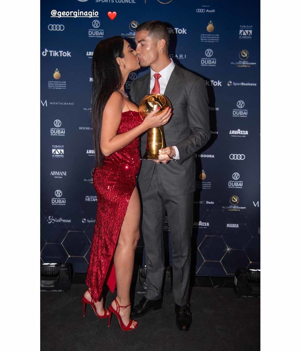 Cristiano Ronaldo besando a Georgina en la alfombra azul