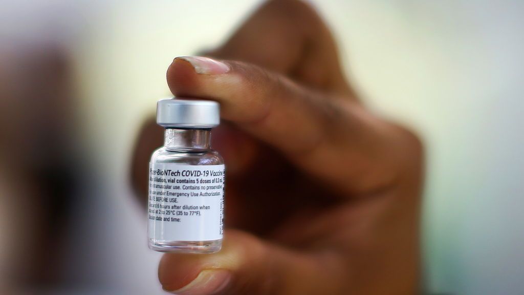 Pfizer pospone un día la próxima entrega de vacunas a España por una "incidencia logística" en Bélgica Pfizer pospone un día la próxima entrega de vacunas a España por una "incidencia logística" en Bélgica