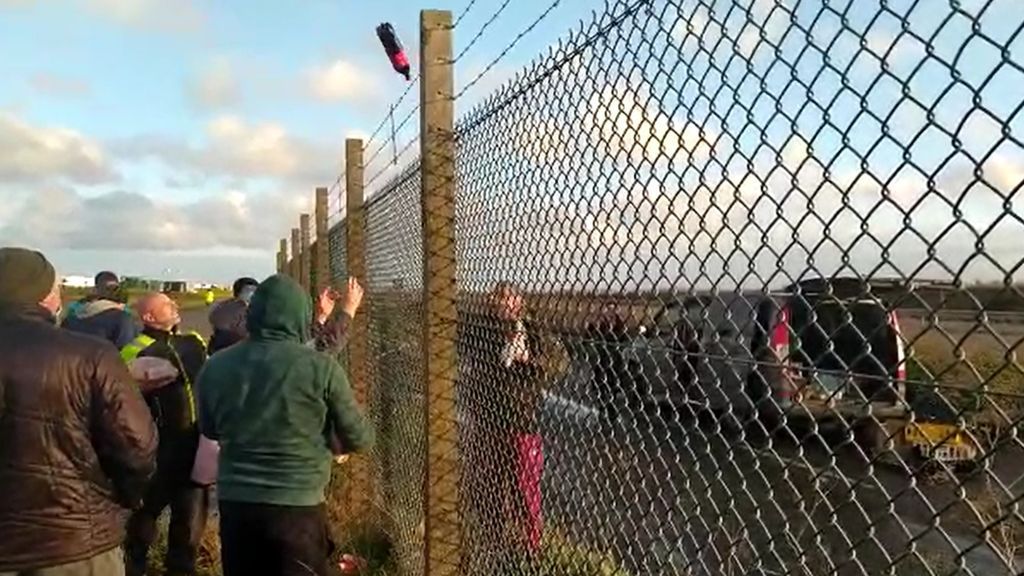 Los ciudadanos ingleses tiraban por encima la comida para dársela a los camioneros.