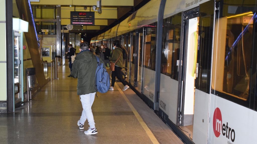 Los sanitarios valencianos podrán usar el transporte público de forma gratuita seis meses más Los sanitarios valencianos podrán usar el transporte público de forma gratuita seis meses más