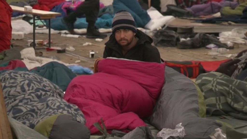 Cientos de migrantes llevan días durmiendo a la intemperie: un incendio arrasó un campo de refugiados de Bosnia