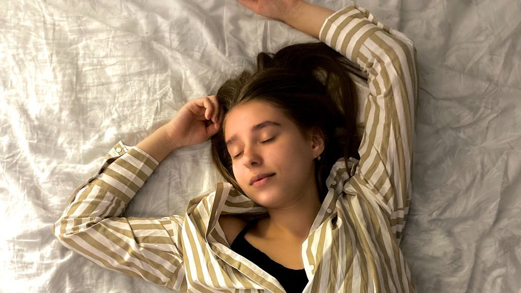 ¿Por qué me desvelo siempre a la misma hora? El secreto está en cómo interpreta tu cuerpo la luz