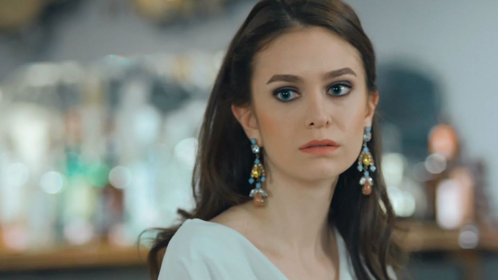 Ceyda logra arruinar el plan de Sinan para salvar el restaurante