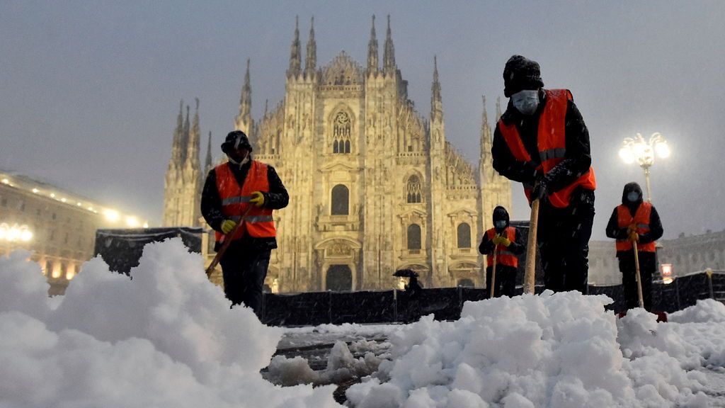 Milán, más navideña que nunca tras una monumental nevada