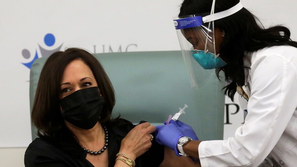 Kamala Harris recibe su primera dosis de la vacuna contra la COVID-19 en EEUU Kamala Harris recibe su primera dosis de la vacuna contra la COVID-19 en EEUU