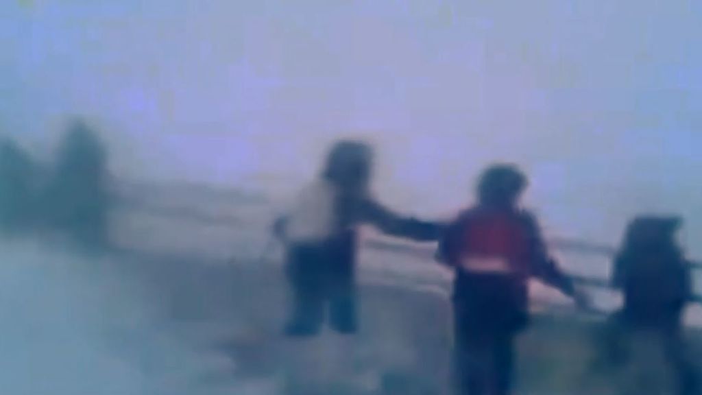 La nieve y la ventisca no impiden acudir al colegio a los niños en Rusia