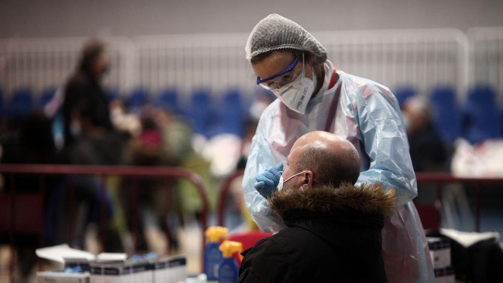 Madrid notifica 3.070 nuevos contagios por covid y detecta seis casos de la nueva cepa británica Madrid notifica 3.070 nuevos contagios por covid y detecta seis casos de la nueva cepa británica