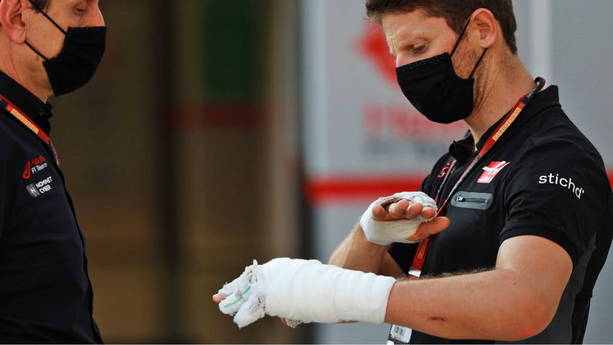 El piloto francés Grosjean muestra el estado de sus manos un mes después de su accidente en Bahréin