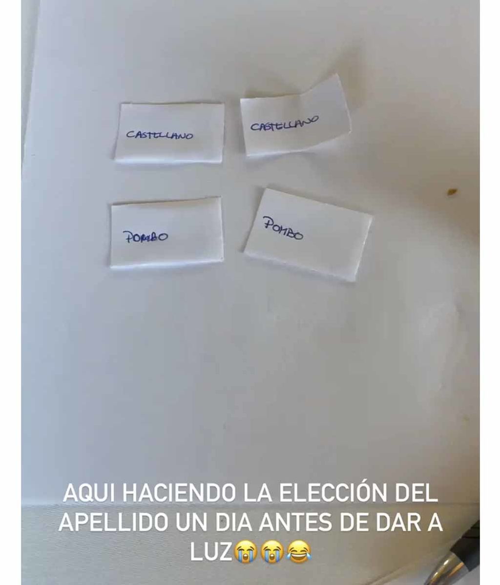 María y Pablo dejan que el azar escoja el orden de los apellidos de su hijo Martín