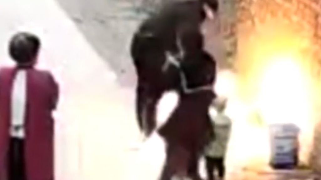 Un hombre enciende un hornillo de gas y una bola de fuego alcanza a dos niños