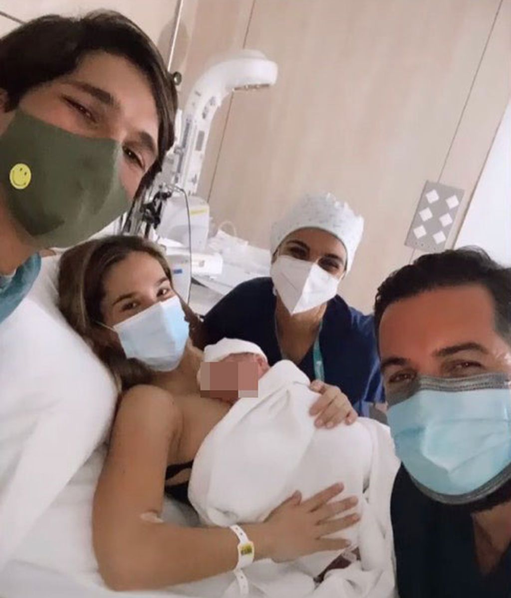 El equipo médico que la asistió en el parto