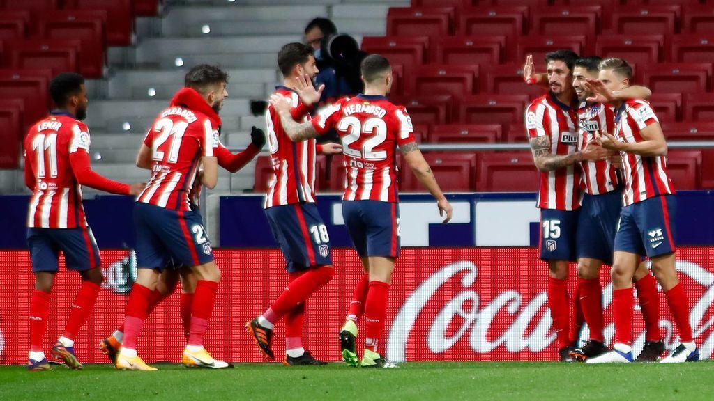 Luis Suárez marcó de cabeza en la primera parte. Luis Suárez marcó de cabeza en la primera parte.