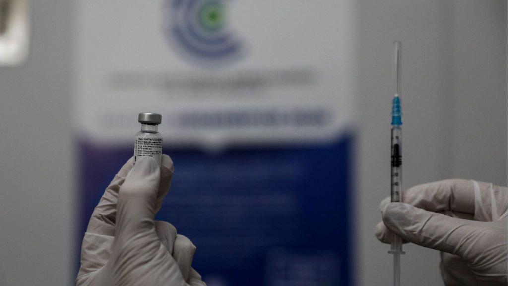 Un enfermero da positivo en covid una semana después de recibir la primera dosis de la vacuna de Pfizer Un enfermero da positivo en covid una semana después de recibir la primera dosis de la vacuna de Pfizer