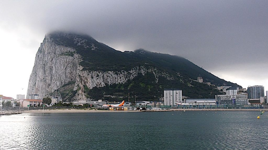 Un avión aterrizando en el aeropuerto de Gibraltar